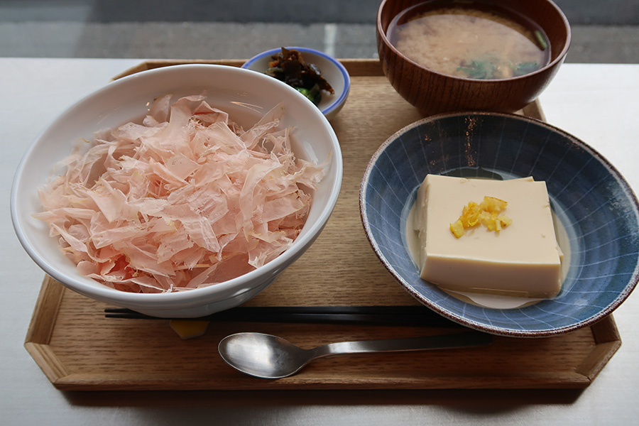 uneno_renewal_morning_syuzai_IMG_0026 | Lmaga.jp 削りたての花かつおごはんに、味噌汁、玉子豆腐(秋からはだし巻玉子に変更)、香の物がついた「朝ごはん」1,320円(~15時LO)