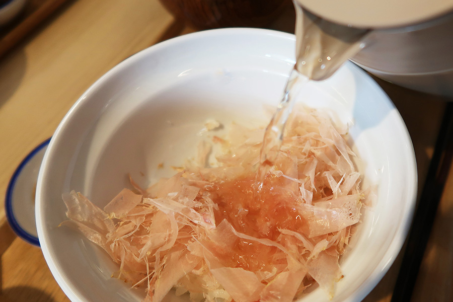 uneno_renewal_morning_syuzai_IMG_0051 | Lmaga.jp 昆布出汁を注いで、だし茶漬けにして楽しめる