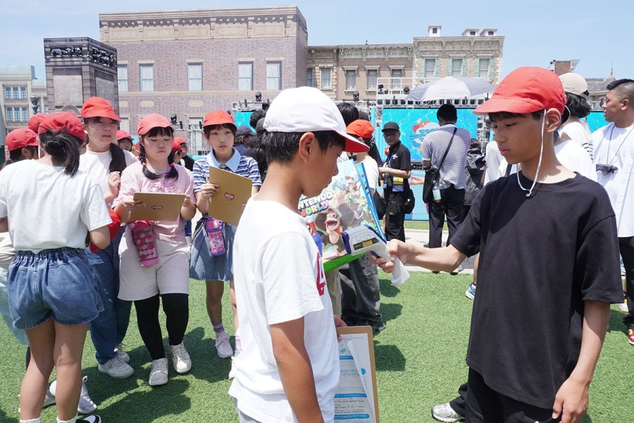 usj_mecchusho26_7 | Lmaga.jp 水に濡れる前の乾いた服の温度を測定する様子(7月14日/ユニバーサル・スタジオ・ジャパン)