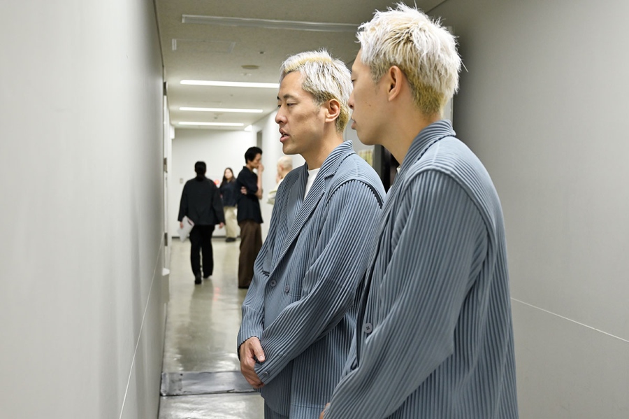 「よしもと漫才劇場」の廊下でネタ合わせする吉田たち