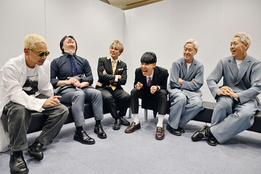 配信などでお馴染み、「よしもと漫才劇場」の楽屋で思い出について語る3組