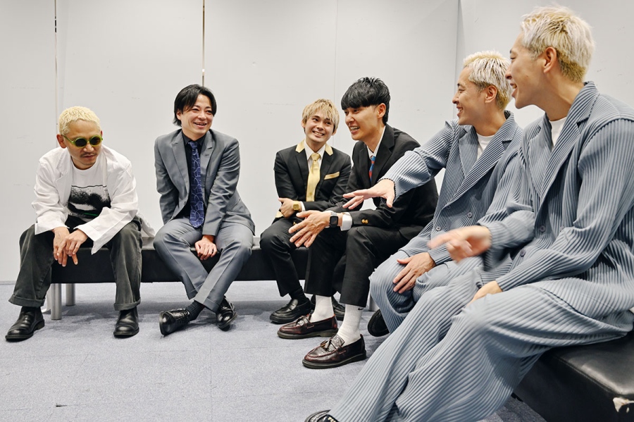 「懐かしい!」と言いながら当時を振り返る3組