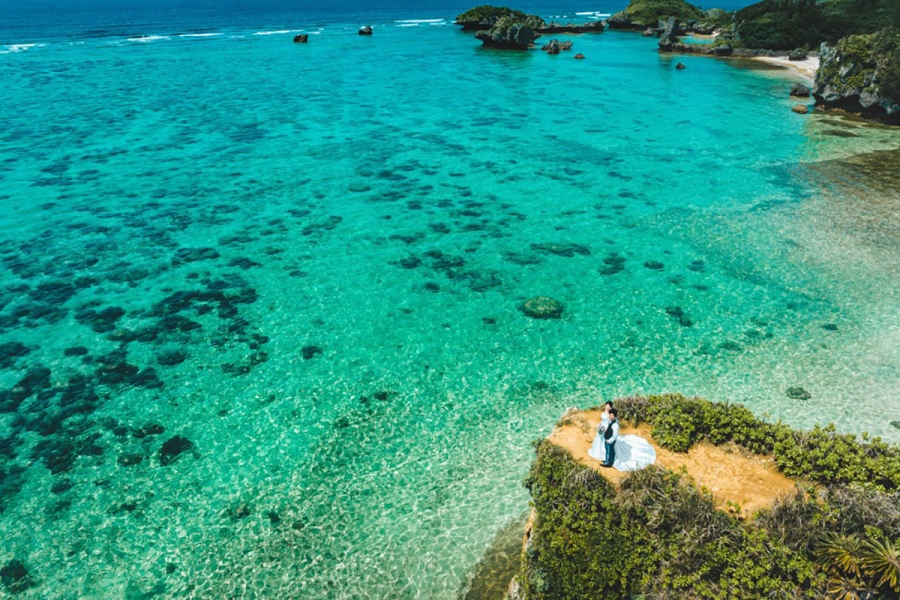 Okinawa_Emerald | Lmaga.jp 沖縄が誇るエメラルドグリーンの海が美しく見える絶景スポット。とっておきの場所での撮影は大人気(画像提供:アシェリフ・エリカ)