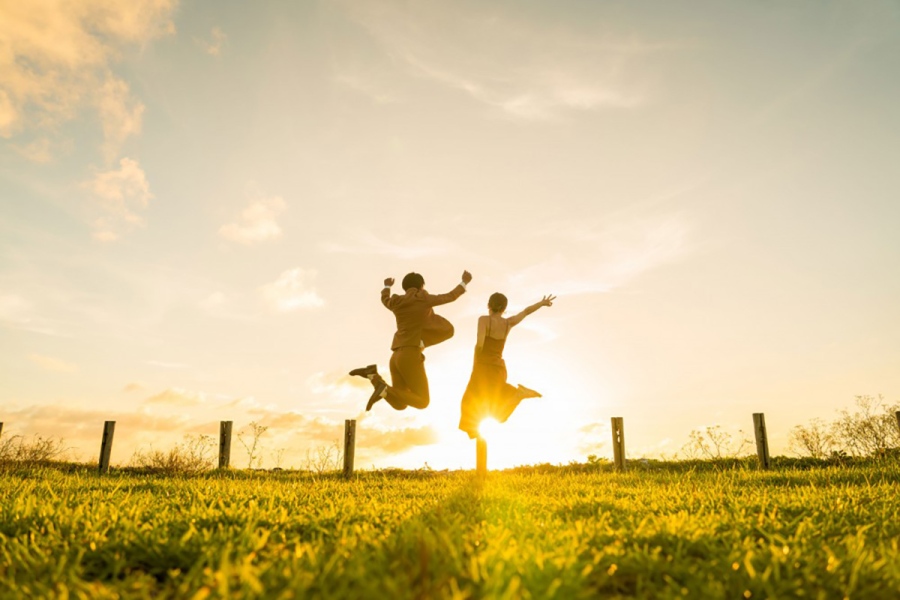 Okinawa_SunsetHigh | Lmaga.jp 「Sunset High!」というテーマで撮影した記念日カップルフォト(画像提供:Takanori Okiyama)