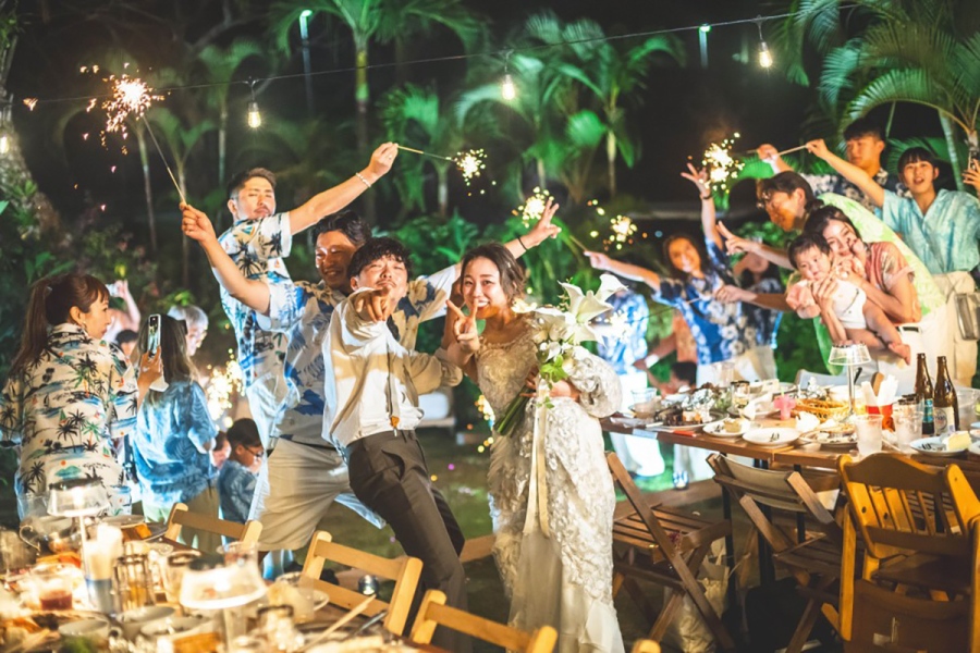 Okinawa_letsparty | Lmaga.jp ビーチサイドでのパーティーは、結婚式はもちろん、家族3世代で、大切な友だちと一緒に……など、さまざまなスタイルですることができる(画像提供:Sen)