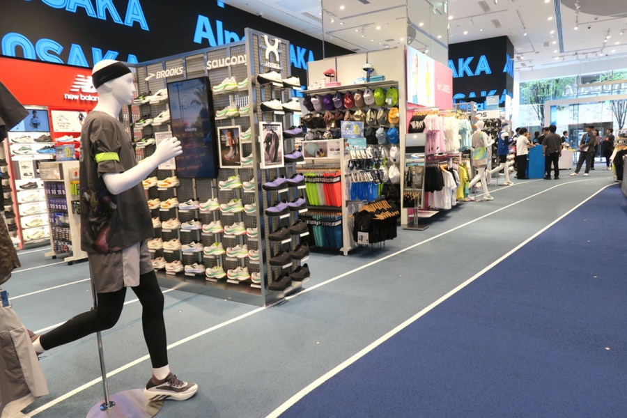 alpenosakanairan20260806_6 | Lmaga.jp 「アルペン大阪」1階ランニング・スニーカー。床には「ヤンマースタジアム長居」と同じ舗装材が使われている(8月5日、メディア内覧会にて/Lmaga.jp撮影)