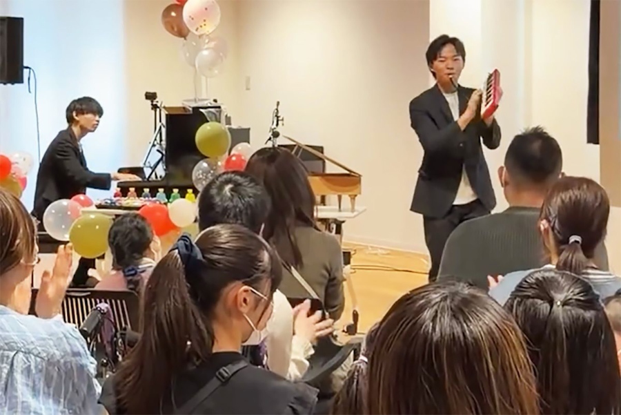 annies_photo_syuzai_24hour2 | Lmaga.jp 「コンサートに行けない人たちに生演奏を届けたい!」。二人の気持ちから始まったボランティア演奏会(画像提供:兄―ズ)