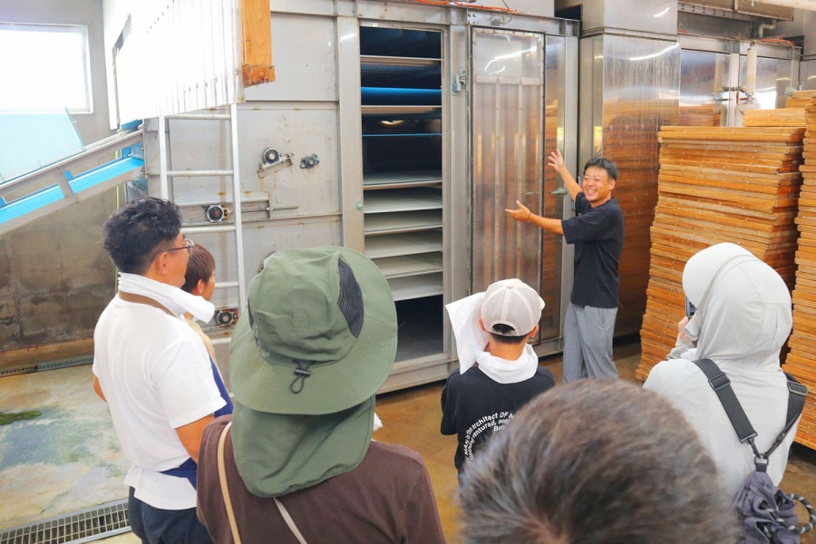 awaji_shirasu_10 | Lmaga.jp シラスの加工について説明する「岡野水産」社長・岡野大索氏