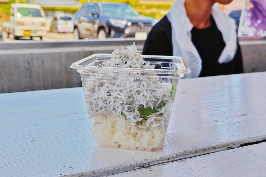 awaji_shirasu_4 | Lmaga.jp 岩屋鮮魚のシラス丼 こう見えてけっこうボリュームがある