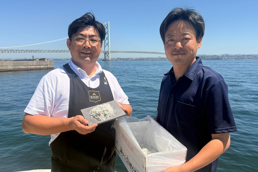 awaji_shirasu_6 | Lmaga.jp 左:「岩屋鮮魚」の安居亮治氏 右:「岡野水産」の岡野大索氏(画像提供:岩屋鮮魚)