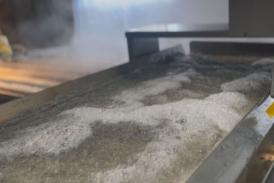 awaji_shirasu_7 | Lmaga.jp 洗浄されたシラスは向こうで湯気を立てている釜へ運ばれて炊かれる(画像提供:岩屋鮮魚)