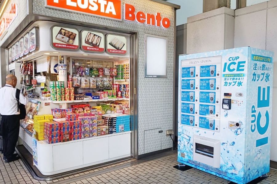 cupkori_shinosaka2 | Lmaga.jp 近くには自販機を運営する「JR東海リテイリング・プラス」が展開する「PLUSTA」が。ここで買った飲み物をカップ氷に入れるという黄金ルートが楽しめそうだ(写真提供:JR東海リテイリング・プラス)