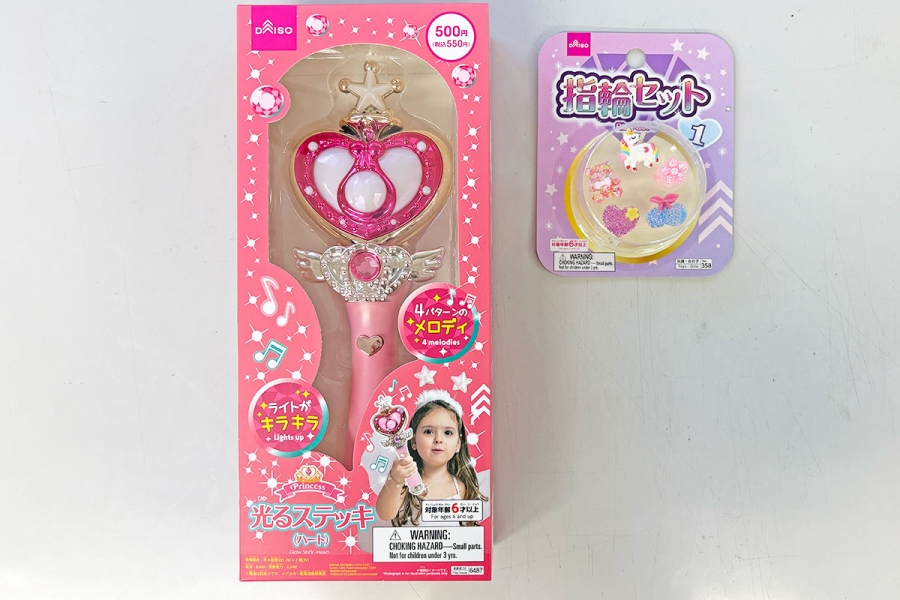 daisoaporo_202608_1 | Lmaga.jp 実際に購入した商品。写真左から「光るステッキ(ハート)」(550円)、「指輪セット」(110円)(8月24日撮影/Lmaga.jp編集部)