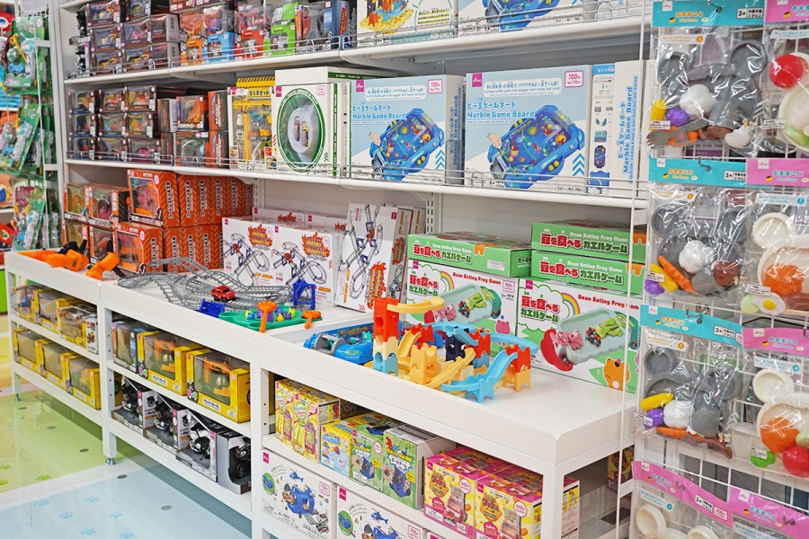 daisoaporo_202608_10 | Lmaga.jp おもちゃ売り場「TOYS PARK」では、見本のおもちゃで遊びながら商品を選ぶことができる(8月24日撮影/Lmaga.jp編集部)