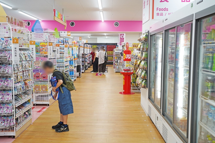 daisoaporo_202608_3 | Lmaga.jp 8月7日オープンして最初の週末は、写真右奥のレジに向かって、ドリンク売り場の前までレジ待ち列が続いた(8月24日撮影/Lmaga.jp編集部)