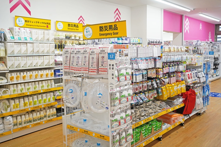 daisoaporo_202608_4 | Lmaga.jp 他店舗では什器3台分のところ、15台分の商品を置いている防災&レジャーコーナー(8月24日撮影/Lmaga.jp編集部)