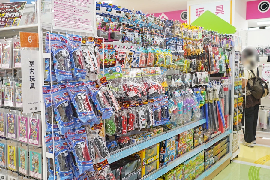 daisoaporo_202608_8 | Lmaga.jp 人気商品のひとつ、男の子向け玩具。ミニカーやラジコンなどが中心に並ぶ(8月24日撮影/Lmaga.jp編集部)