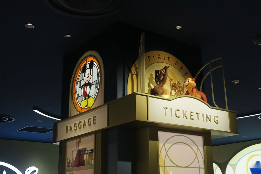 disnystoreshinsaibashi20260826_10 | Lmaga.jp レジ前にある柱の上部には以前の心斎橋店から受け継いだ「ミッキーのステンドグラス」と「チップとデールのオブジェ」を展示(8月26日・ディズニーストア心斎橋パルコ店/Lmaga.jp撮影)
