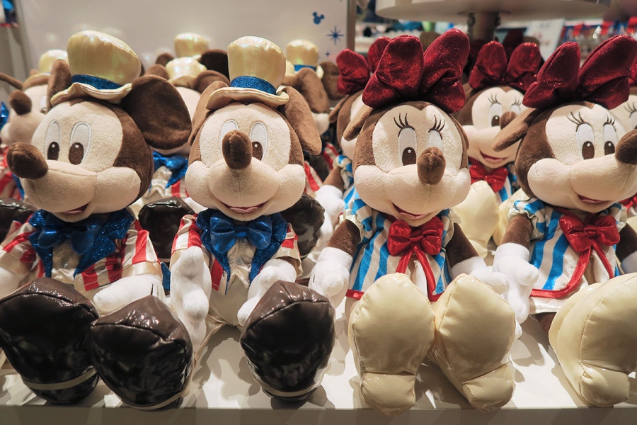 disnystoreshinsaibashi20260826_6 | Lmaga.jp オープニング企画の「心斎橋パルコ店限定アイテム」。赤色×青色の特別衣装を着た「ぬいぐるみ」(各4200円)(8月26日・ディズニーストア心斎橋パルコ店/Lmaga.jp撮影)