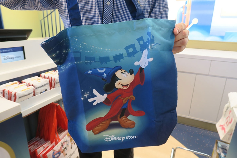 disnystoreshinsaibashi20260826_7 | Lmaga.jp 税込5000円以上購入するともらえる「心斎橋パルコ店限定デザインのトートバッグ」(8月26日・ディズニーストア心斎橋パルコ店/Lmaga.jp撮影)