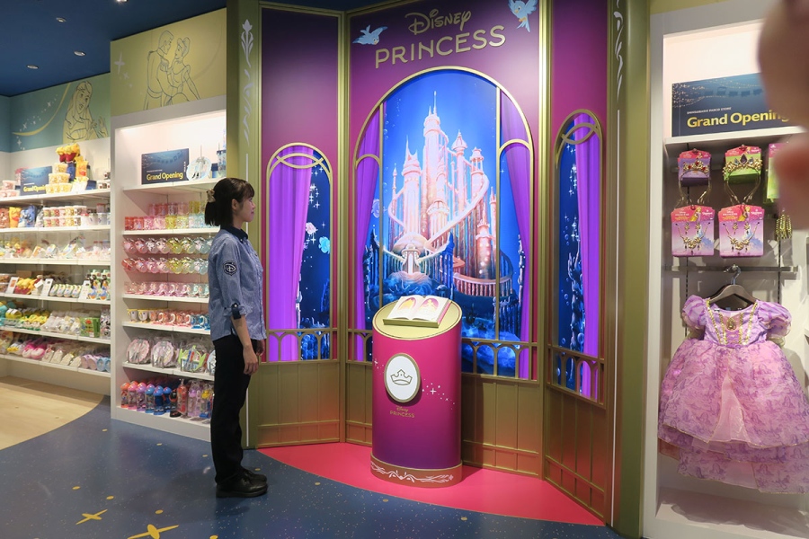 disnystoreshinsaibashi20260826_8 | Lmaga.jp 本に触れると4人のプリンセスやお城が現れる「マジカルスクリーン」(8月26日/Lmaga.jp撮影)