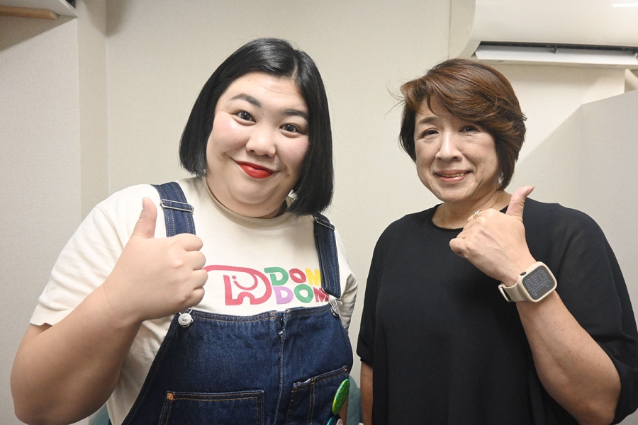 domdom_kumapro1 | Lmaga.jp 『39歳、初就職。』出版記念イベント開演前、楽屋にて(左から)熊元プロレス、ドムドムフードサービス・藤崎忍社長(8月9日・梅田Lateral)