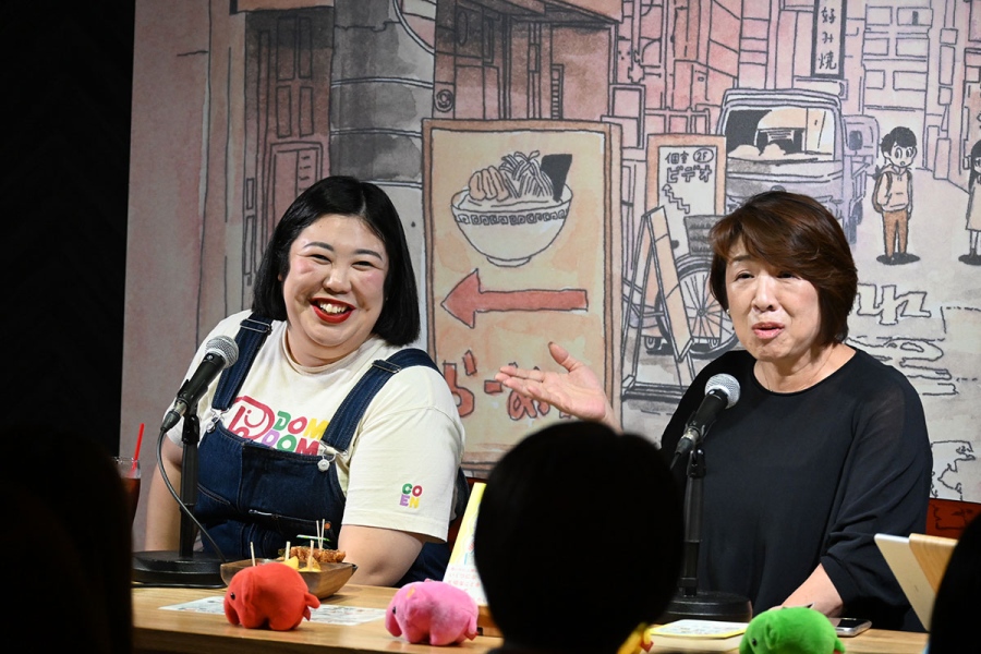 domdom_kumapro13 | Lmaga.jp 『39歳、初就職。』出版記念イベントにて、(左から)熊元プロレス、ドムドムフードサービス・藤崎忍社長(8月9日・梅田Lateral)