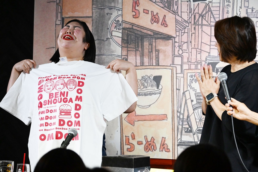 domdom_kumapro21 | Lmaga.jp 藤﨑社長からのサプライズプレゼントで、オリジナルTシャツのデザインに感無量の熊元プロレス(8月9日・梅田Lateral)
