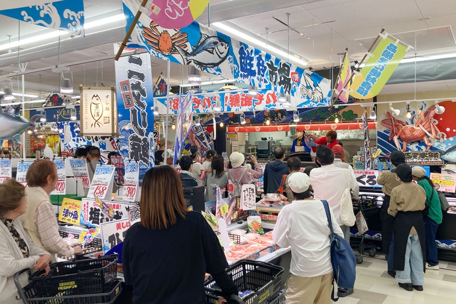 donkikatanoten_maguro1 | Lmaga.jp 初回開催時、会場は大勢のギャラリーが集まった(提供写真)