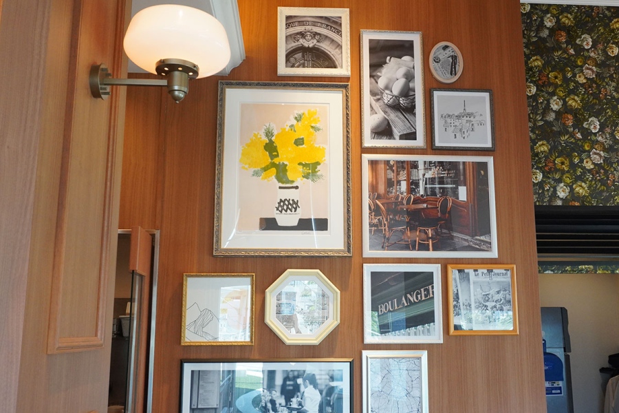 doutorcoffeestore_202608_3 | Lmaga.jp 「ドトール珈琲店 イオンモール伊丹店」の壁面に飾られたアート(7月28日撮影/Lmaga.jp)
