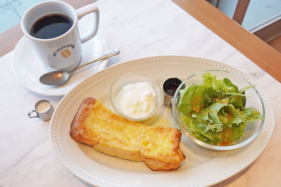 doutorcoffeestore_202608_6 | Lmaga.jp 「ドトール珈琲店 イオンモール伊丹店」の平日限定モーニング「フレンチトーストプレート」(800円)。サラダ、はちみつヨーグルト、ドリンク付き(7月28日撮影/Lmaga.jp)