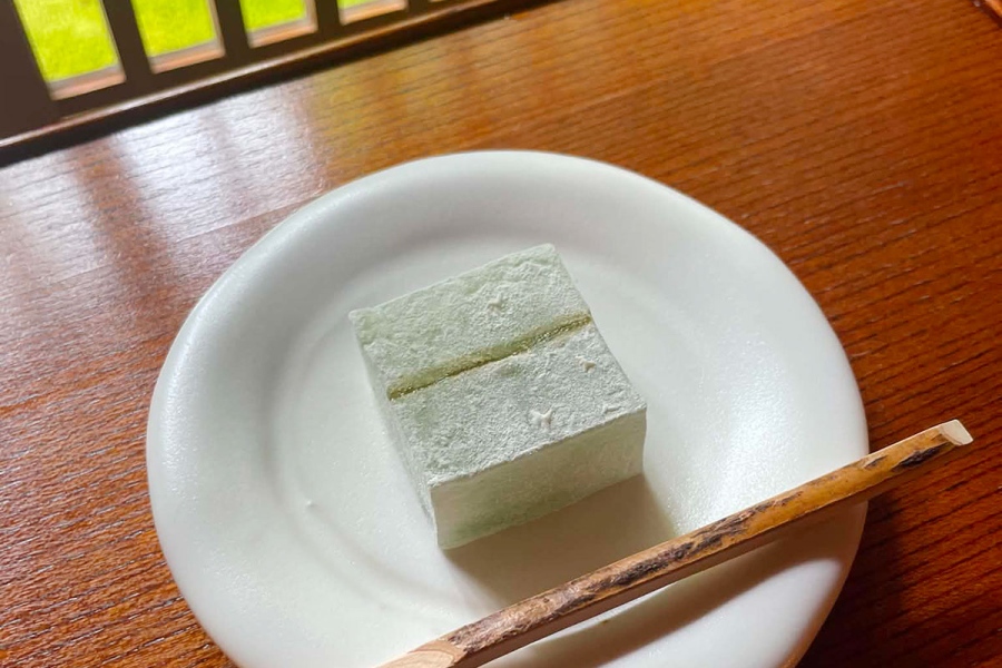electronic26_5 | Lmaga.jp 『electronic evening 2026 電子音楽の夕べ』の御菓子、銘「薄暮」。御菓子を手がけた職人の上原さんは、若い頃から高野寛のファンで、ライブにも足を運んでいたそう。今回、高野の楽曲から受け取ったイメージを菓子として形にしたという