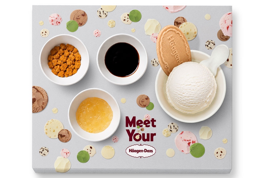 haagendazs_202608_1 | Lmaga.jp キッチンカーで販売される、3種類のメニューの一つ「果実が香るお茶会気分のひとくち」(600円)。プレーンミルクアイスクリームに、果肉感あふれる洋梨果肉入りソース、香ばしく焼き上げたグラハムクッキー、アッサム茶葉が高貴に香る紅茶ソースが付いてくる