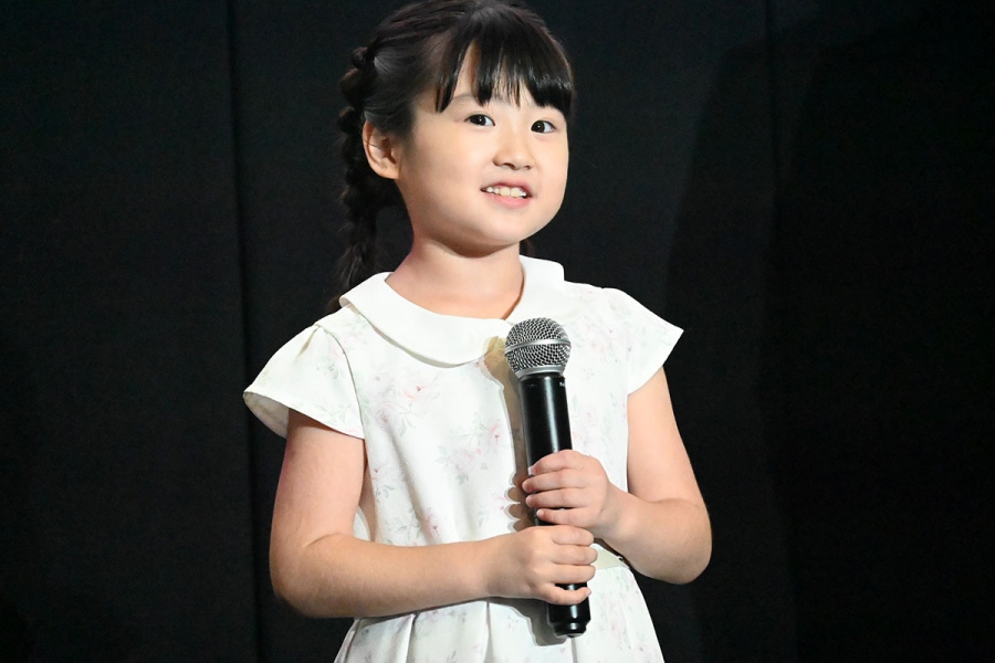 heikotosuichoku0828_yasudashota5 | Lmaga.jp 映画『平行と垂直』の舞台挨拶にて、安田章大の印象について「優しくてかっこよかったです」とコメントする河野咲良(8月28日、大阪市内)