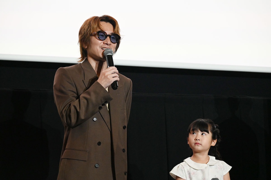 heikotosuichoku0828_yasudashota6 | Lmaga.jp 映画『平行と垂直』の舞台挨拶にて、「小学生になったんやんな?」「うん」「いつもこんな感じで喋っていました(笑)」とやり取りする安田章大と河野咲良(8月28日、大阪市内)