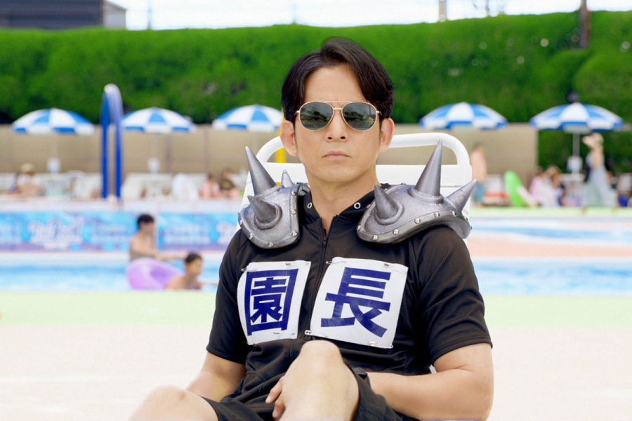 hirapanisan20260830 | Lmaga.jp 岡田准一扮する「超ひらパー兄さん」(ひらかたパーク夏の新CM「枚方鮫」篇より)
