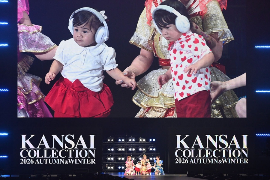 kancole26aw_herahera1 | Lmaga.jp 『KANSAI COLLECTION 2026 AUTUMN&WINTER』で自身の子どもたちをステージに登場させる異例のパフォーマンスを見せたヘラヘラ三銃士(8月13日/大阪市西区)