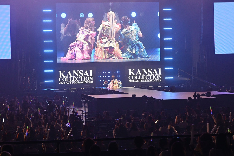 kancole26aw_herahera3 | Lmaga.jp 『KANSAI COLLECTION 2026 AUTUMN&WINTER』で自身の子どもたちをステージに登場させる異例のパフォーマンスを見せたヘラヘラ三銃士(8月13日/大阪市西区)