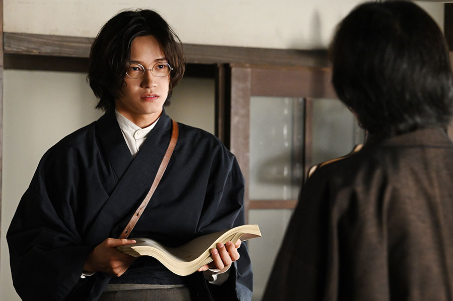 kazekaoru_102_5 | Lmaga.jp 『風、薫る』第102回より。編集長・綿貫(小松和重)から「才能がない」と突きつけられる(佐野晶哉)(C)NHK