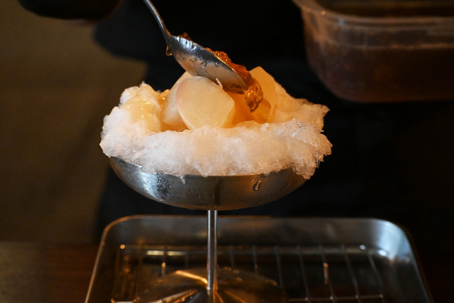 koorinokumo2026_0814_15 | Lmaga.jp 「氷ノ雲」のかき氷は使用する食材にもこだわる(Lmaga.jp撮影)