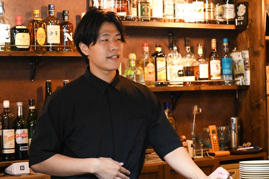 koorinokumo2026_0814_9 | Lmaga.jp ワインエキスパートの資格も持つ「氷ノ雲」店主の小嶋さん(Lmaga.jp撮影)
