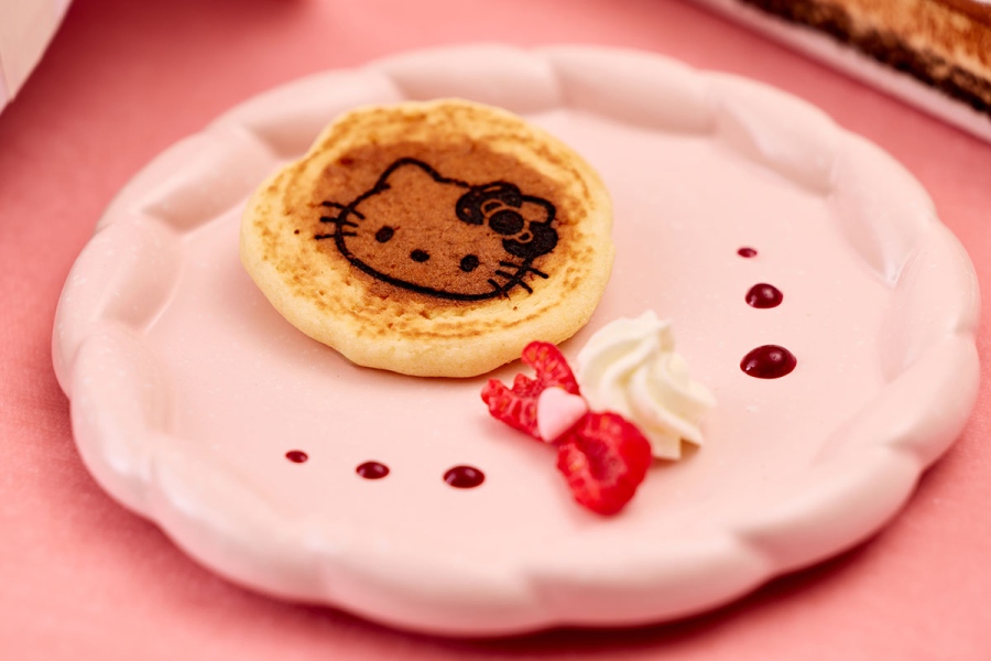 kyotocenturykitty_202608_8 | Lmaga.jp ライブキッチンで提供される「HELLO KITTY のハッピー♡パンケーキ」
