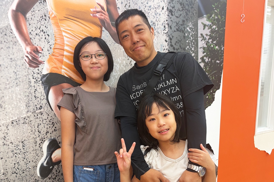 lopiai2026_0801_6 | Lmaga.jp 一番乗りの親子連れ。同店の常連客だとか。次女は「シールがほしい」(Lmaga.jp撮影)