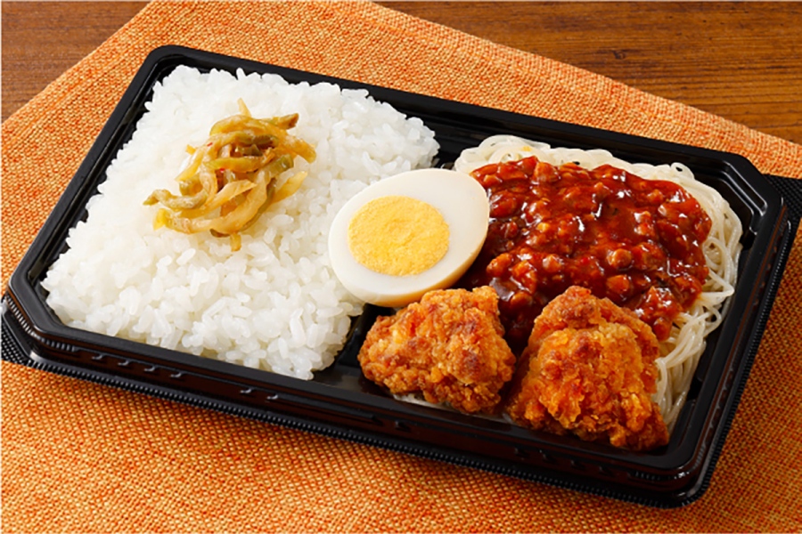 Print | Lmaga.jp 神戸市に本社を構えるビーフンでおなじみの「ケンミン食品」のビーフンを使用した「麻婆ビーフン&唐揚弁当」599円(関西エリア限定)