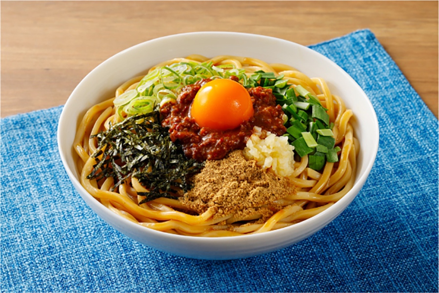 Print | Lmaga.jp 京都発祥の人気ラーメン店「キラメキノトリ」の名物「台湾まぜそば」の味わいをイメージした「キラメキノトリ監修 台湾まぜそば」697円