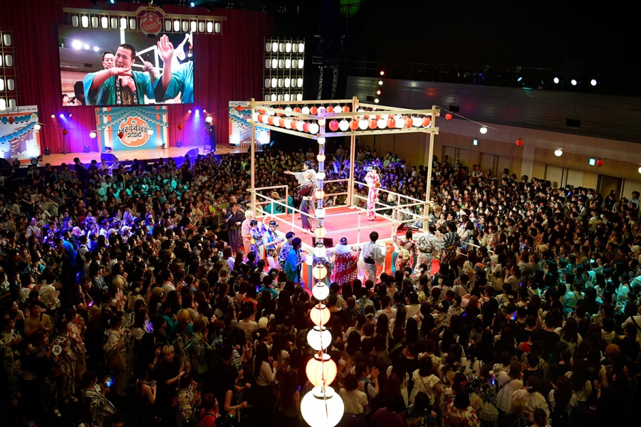 mitorizubonodori26_16 | Lmaga.jp 『見取り図盆踊り2026』で堂島リバーフォーラムの会場に設けられた櫓。芸人たちの踊りに合わせ、観客も踊っていた(8月21日・大阪市内)