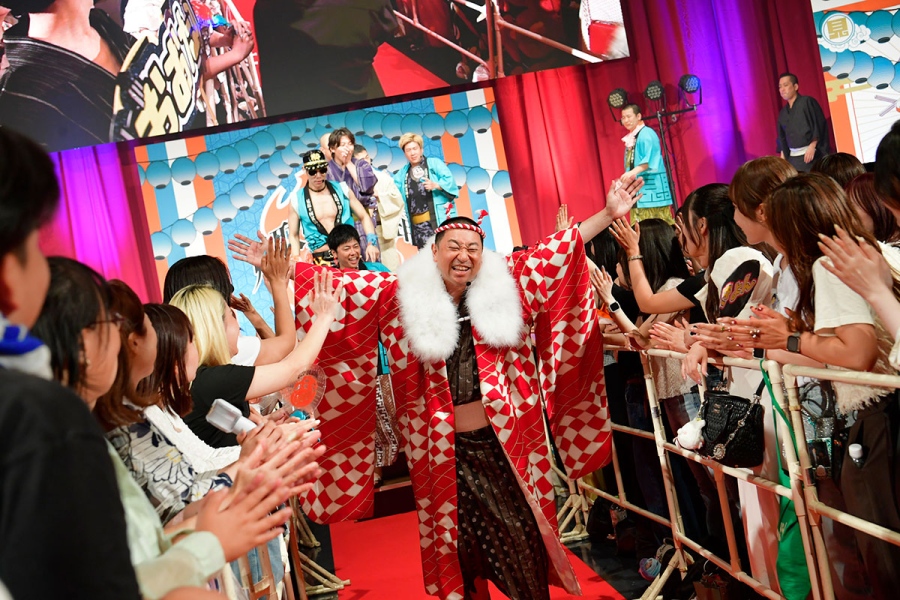 mitorizubonodori26_17 | Lmaga.jp 『見取り図盆踊り2026』にて。万博の「カラオケ盆踊り」を盛り上げたレイザーラモンも登場。さすがの盛り上げ上手だった(8月21日・大阪市内)