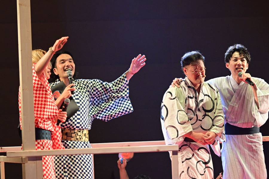 mitorizubonodori26_22 | Lmaga.jp 『見取り図盆踊り2026』にて。アインシュタイン河井が相方・稲田の肩を組んで歌う場面も(8月21日・大阪市内)