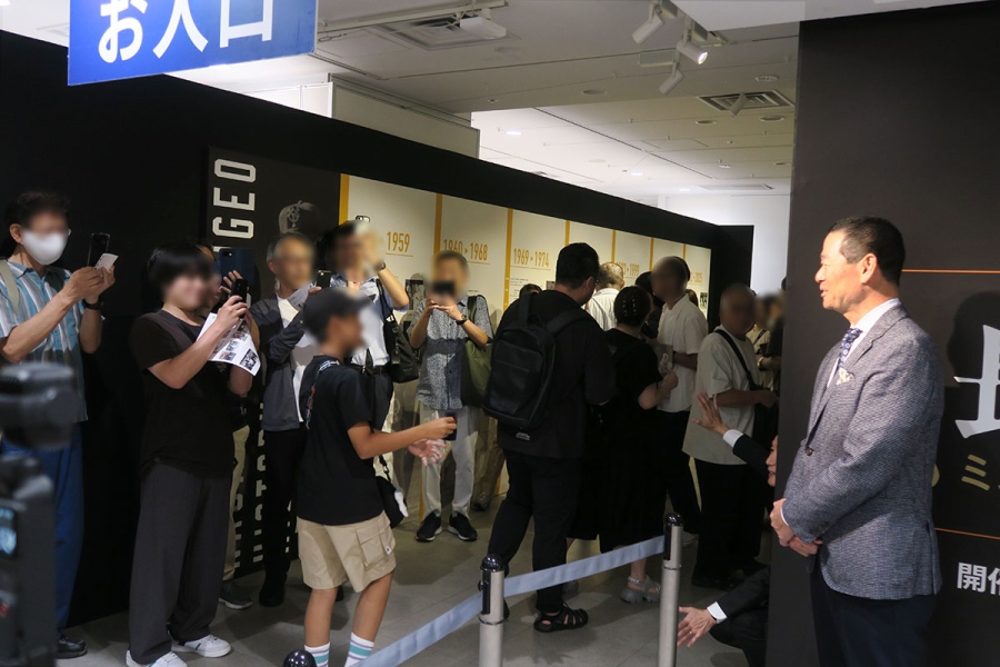 nagashimashigeotennairan20260820_13 | Lmaga.jp 『長嶋茂雄追悼展 ミスタージャイアンツ 不滅の背番号「3」』初日にお出迎えをする桑田真澄。ファンは大興奮!(8月20日/Lmaga.jp撮影)