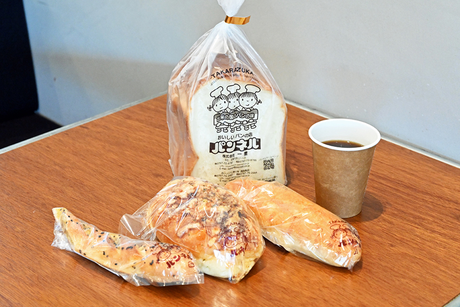 nishinomiya_pannel_01 | Lmaga.jp 店内にはイートインスペースがあり、地元の自家焙煎コーヒー豆屋「みやまめ珈琲」のコーヒー000円〜と一緒に、購入したパンを食べることができる